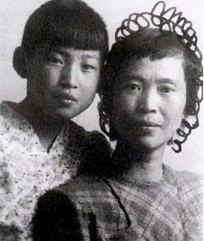贺子珍和李敏在苏联