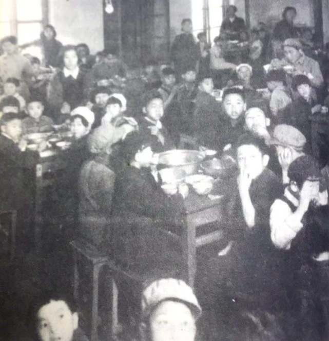 育英学校的孩子们在食堂用餐