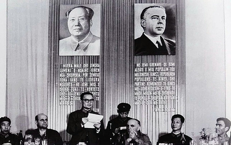 1972年9月，万海峰（左三）率解放军代表团访问阿尔巴尼亚。