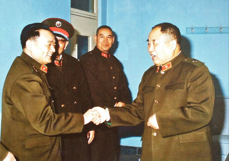 1986年，李德生（右一）和万海峰（左一）在成都。