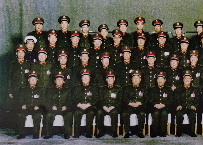 1988年3月21日，中央军委座谈会同志的合影（局部）。前排右三为李德生、左一为万海峰。