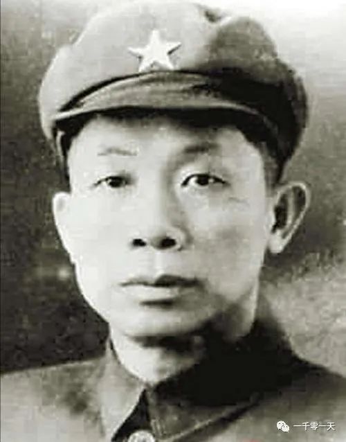 1949年解放军上海南岛时，发现两万多人还穿着红军军装