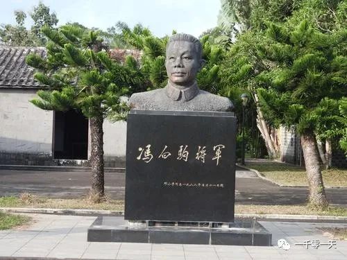 1949年解放军上海南岛时，发现两万多人还穿着红军军装