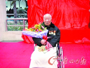 2005年，李二喜腿伤发作，需要坐轮椅。