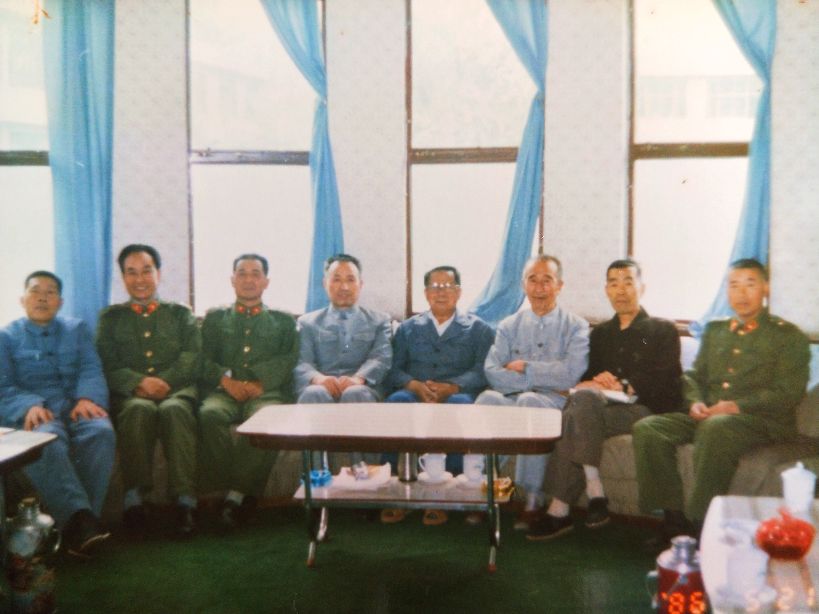 1986年5月《忆滇南战役》编审组在昆明。左起:王永春、某 某 、张秀明、杜夫、陈康、王非、某 某 、某 某 。