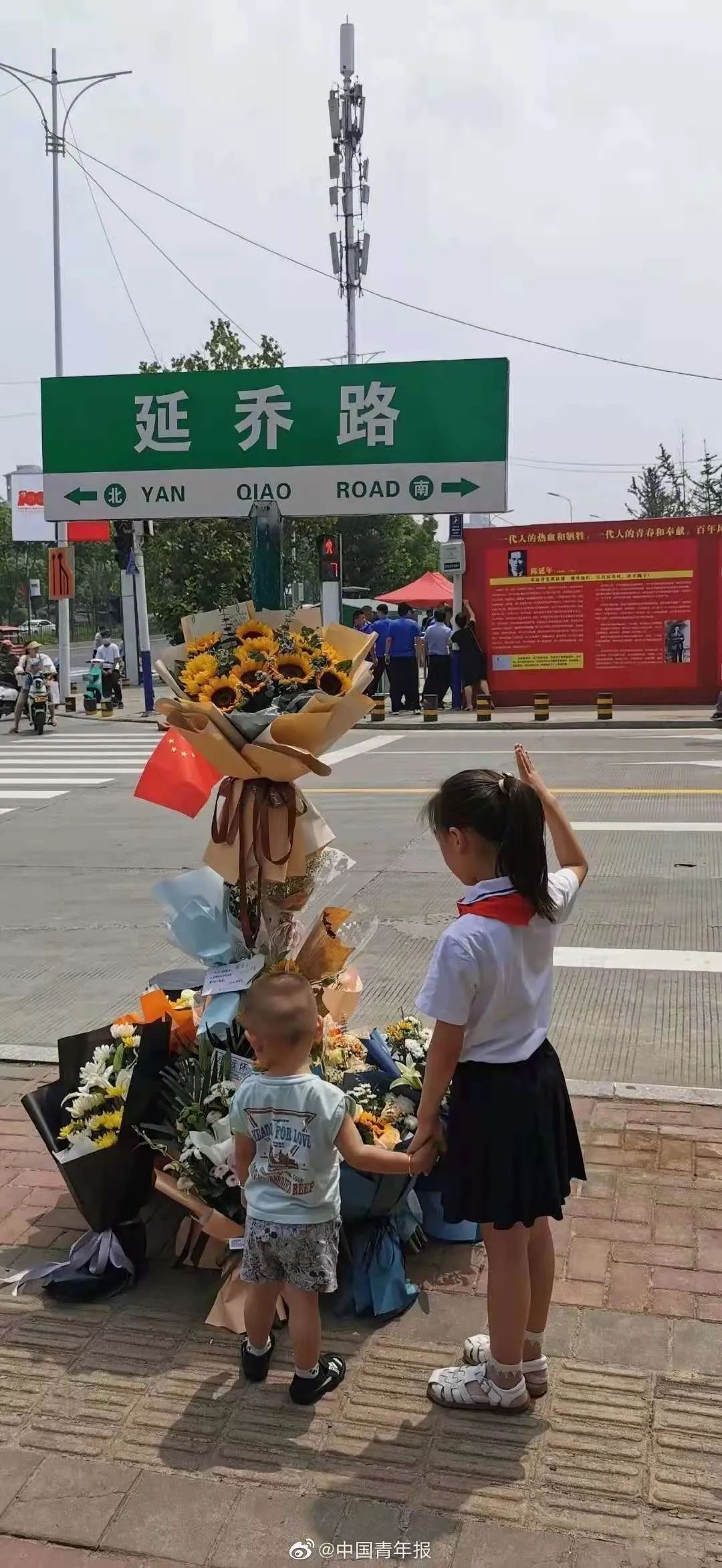 这块路牌下一片花海，只因这对兄弟