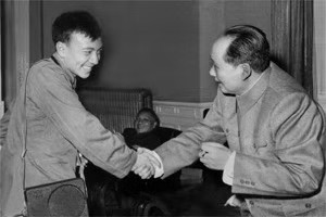 毛主席在大会堂休息厅和杨昭明握手