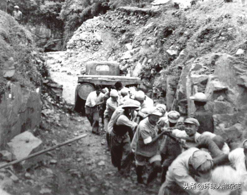 1950年，解放军在进西藏途中，用人力把汽车拉上山。