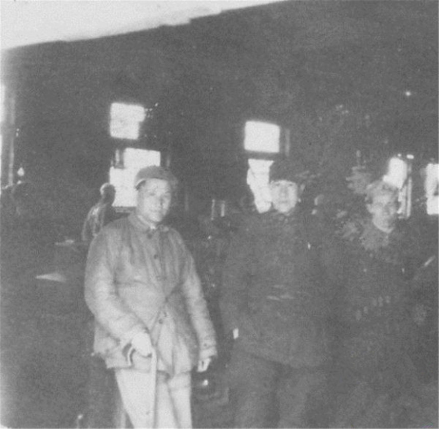 1947年春，珲春军工厂。左起东北民主联军军工部部长何长工、第一副部长韩振纪。
