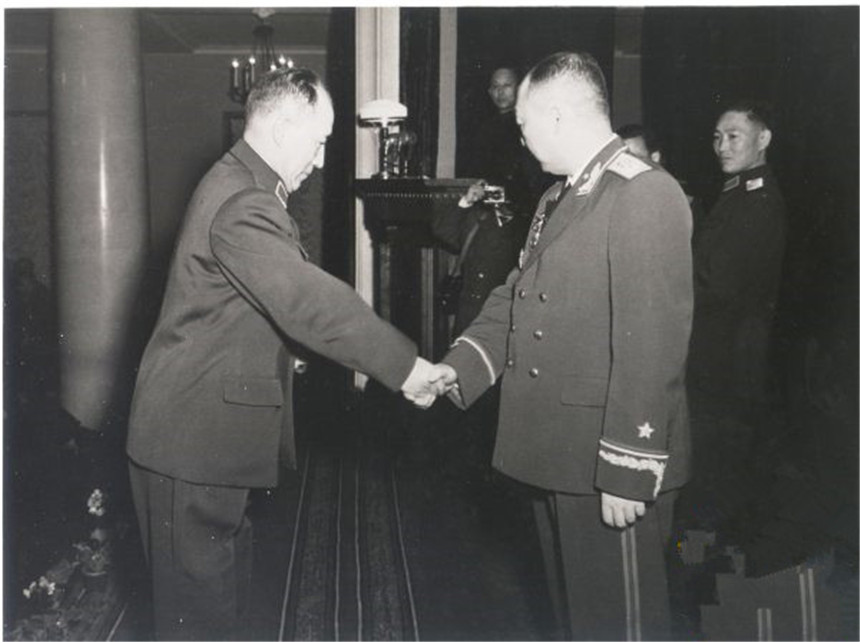 1956年2月10日，聂荣臻元帅代表周恩来总理正式授予韩振纪中将军衔