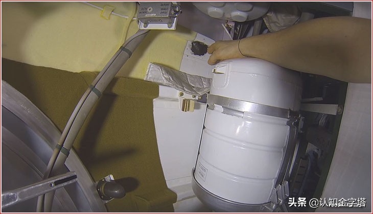 俄罗斯宇航员用胶布把洞贴起来了 来源：俄罗斯联邦航天局