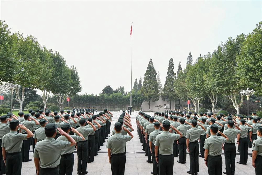 第71集团军全体官兵：祝伟大的祖国生日快乐！