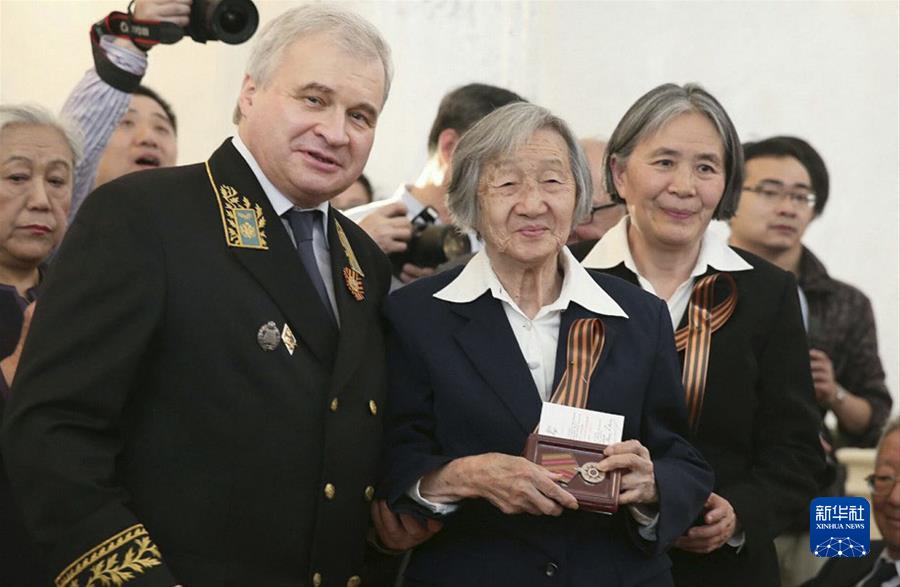 2015年4月，瞿独伊获颁俄罗斯卫国战争胜利70周年纪念奖章。新华社发