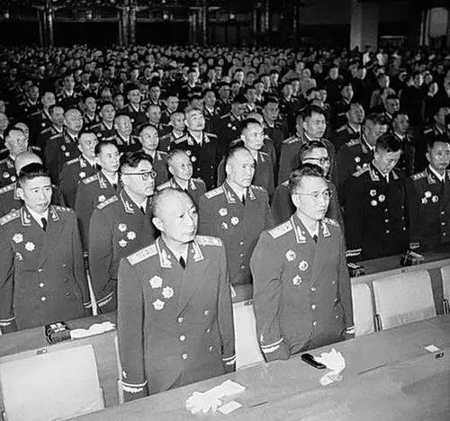 1955年大授衔，三千名老红军连校官都评不上，怎么办？