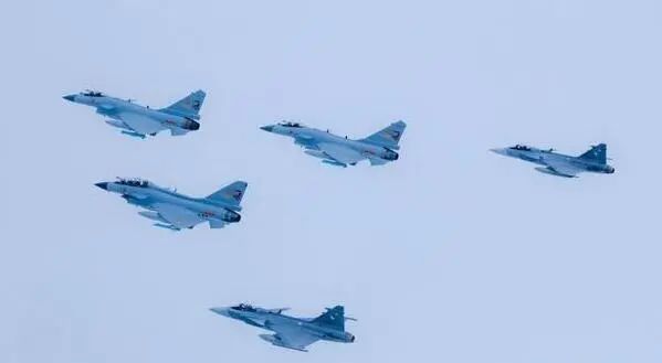 美国叫嚣：若起冲突，中国33个空军师只是摆设，俄：要不你试试啊