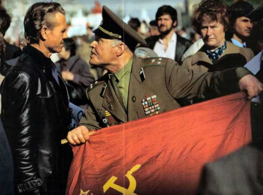 30年前的今天，苏联解体，军队最致命的一击！