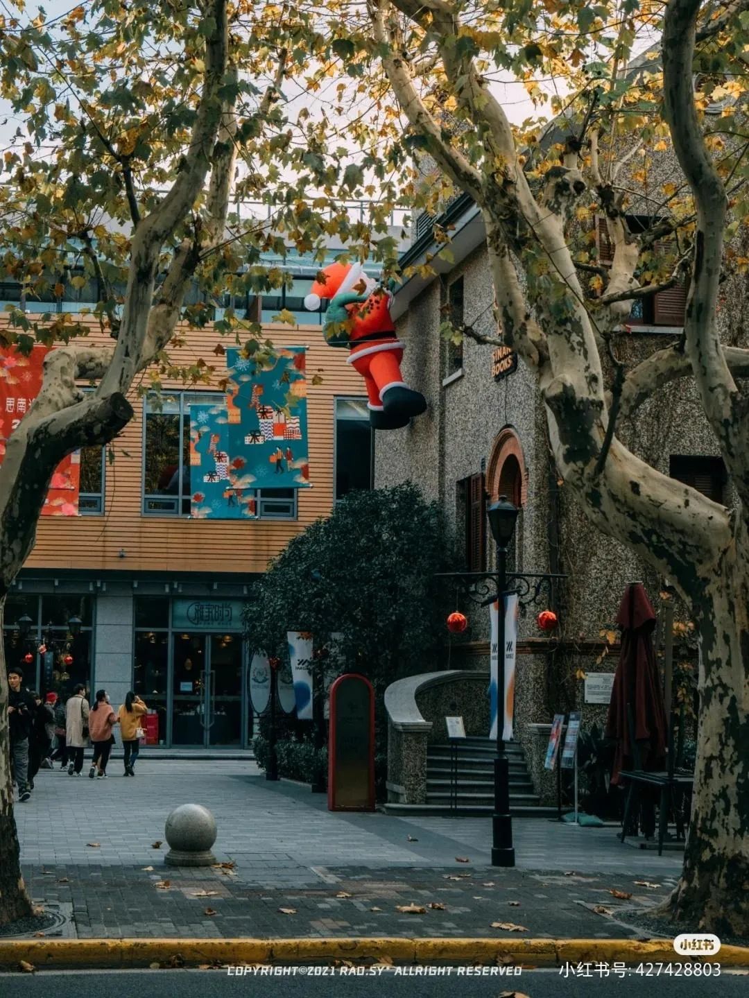 萌翻了！上海街头已被“圣诞老人”占领！