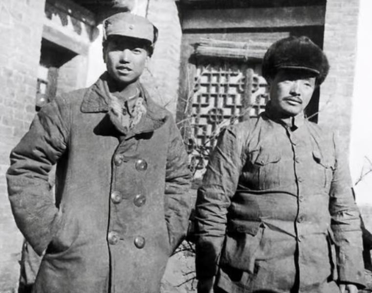 抗战时期八路军120师师长贺龙、副师长萧克（左一）