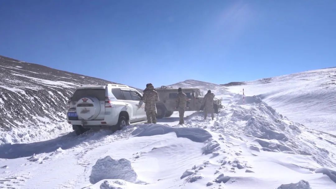 海拔5800米，-40℃，遭遇“风吹雪”，车辆人员被困！他们来了……