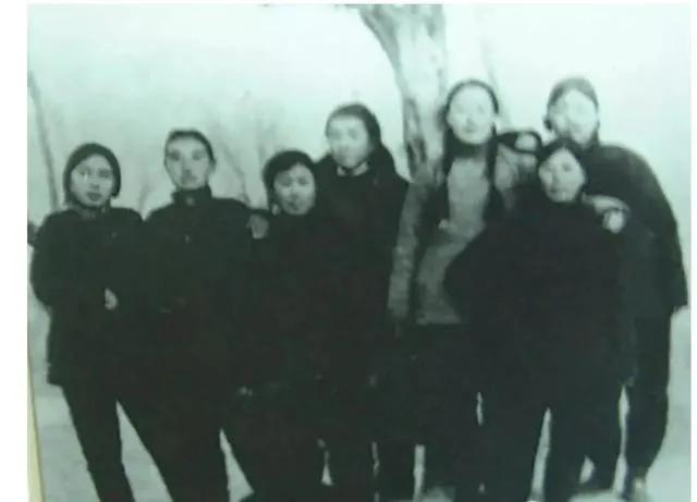 湖西地区妇女干部1944年1月在张寨合影。左起张岫、季凯、王子香、史导、赵昱琴、张淑贞、孙大城。