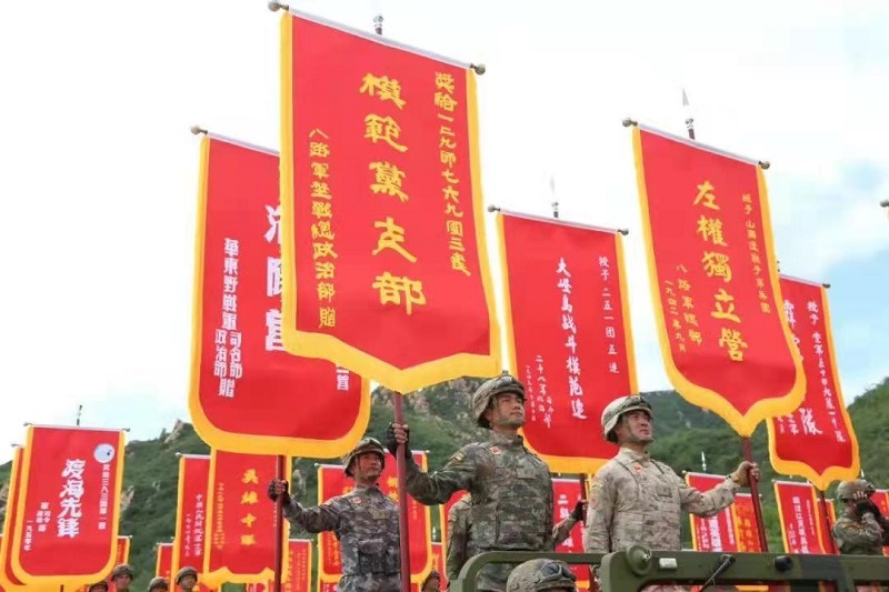 国庆阅兵式上“模范党支部”129师769团3连的红色战旗