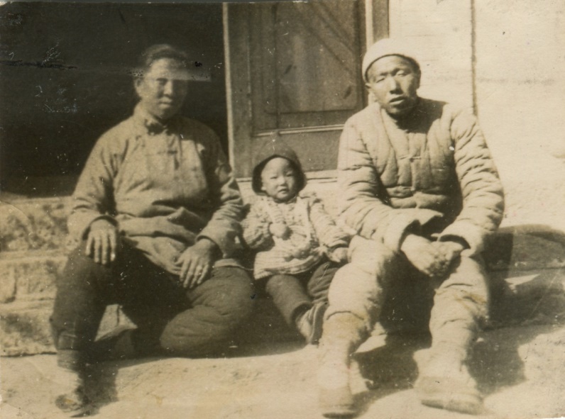 图2. 1945年秋干爹干娘把邓小岚送到张家口时的合影。