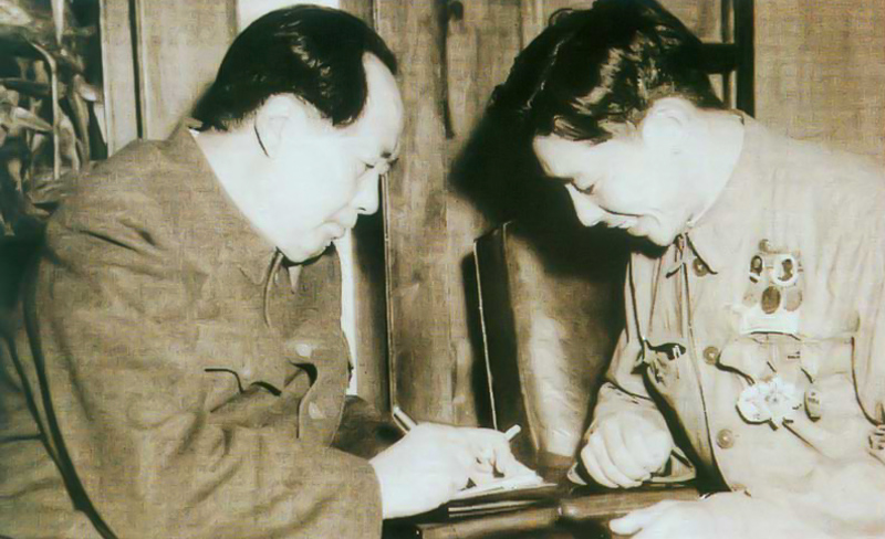 1951年10月29日在会议室休息厅，毛泽东主席亲切接见了孙伯启，并签名留念。