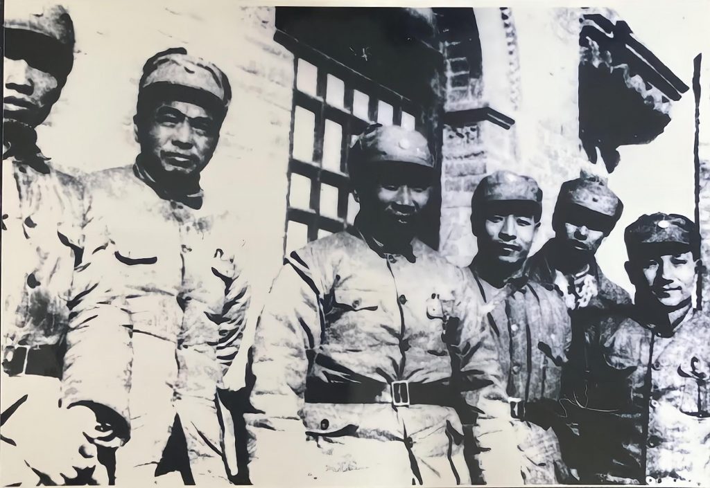 1937年12月，（左起）左权、彭德怀、朱德、彭雪枫、萧克、邓小平在山西洪洞县马牧村八路军总部合影。