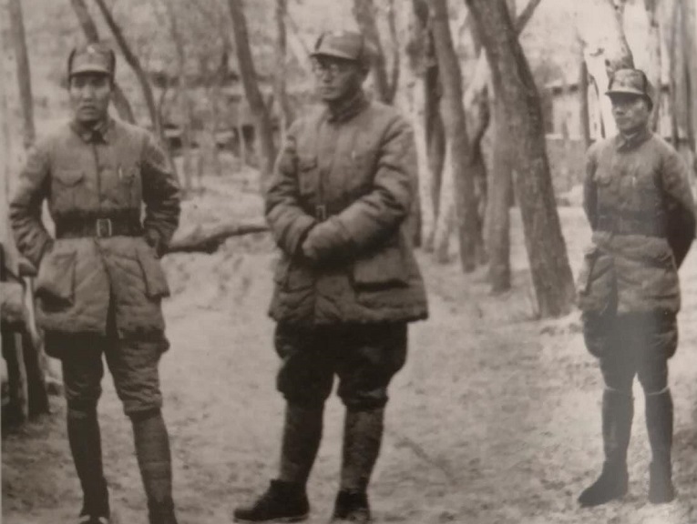 1940年冬，第129师领导人刘伯承（中）、邓小平（右）、李达在涉县赤岸村驻地