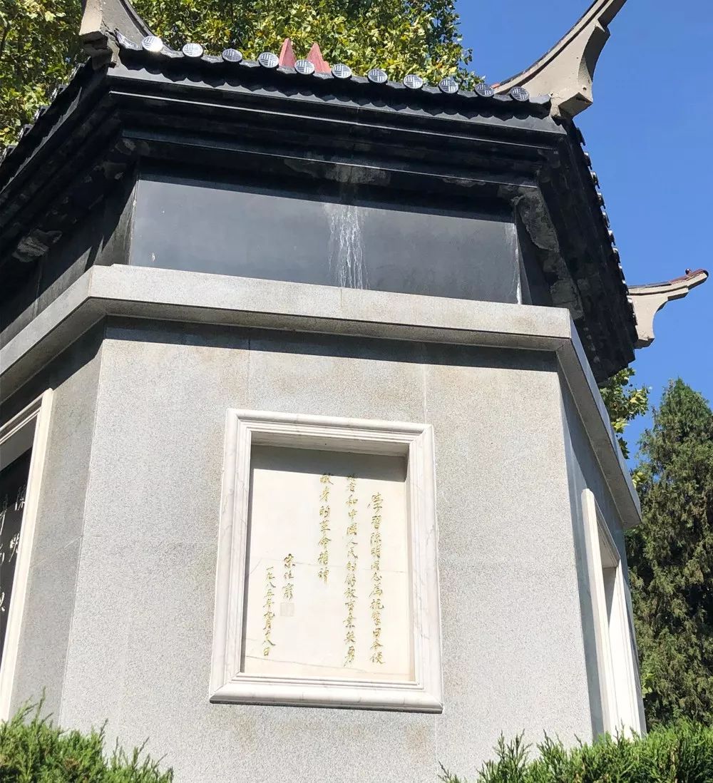 华东烈士陵园唯一一座夫妻合葬墓，两人都在抗战时壮烈牺牲