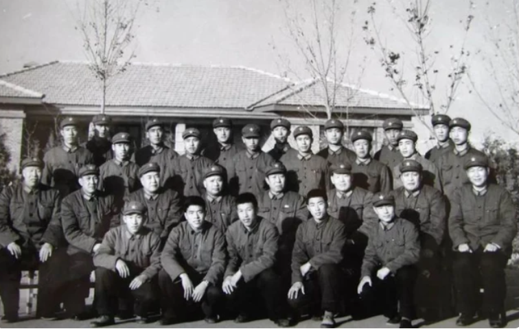 1972年马宁（二排右3）在兰州军区空军领导和机关同志合影