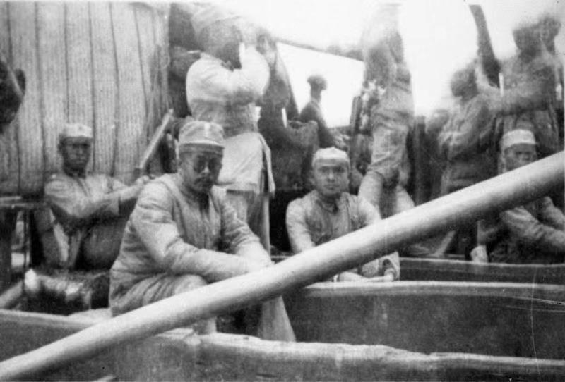1937年9月16日，八路军总部东渡黄河船上，朱德总司令(站立看望远镜者)，坐立者左起：左权副参谋长、任弼时政治部主任、邓小平政治部副主任。，王政柱底片夹第85张。