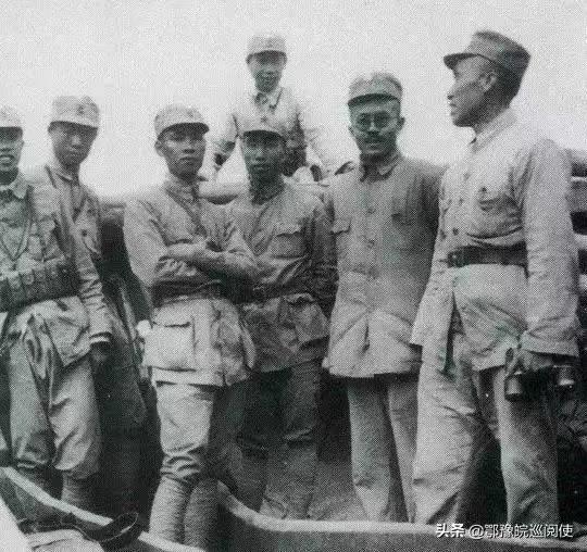 1937年9月16日，八路军总部东渡黄河船上，右起：朱德、任弼时、左权、黄鹄显(作战科长)。王政柱底片夹第84张。