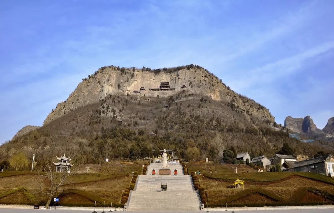 在太行山悬崖峭壁的山凹里，有一座会“动”的神奇古建筑，因此被人称为“吊庙”“活楼”！