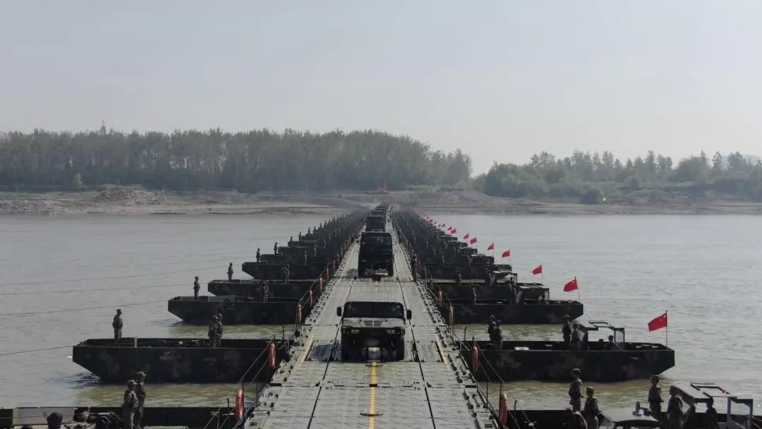 20分钟！解放军在长江上架起千米浮桥