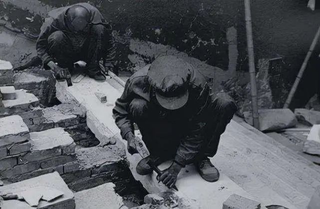 1969年，天安门秘密拆除后重建，拆除中发现数枚炮弹和一个小木盒（附照片）