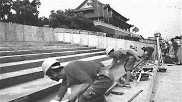 1969年，天安门秘密拆除后重建，拆除中发现数枚炮弹和一个小木盒（附照片）