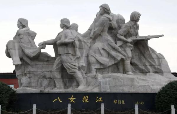 八女投江纪念群雕，位于黑龙江省牡丹江市江滨公园。