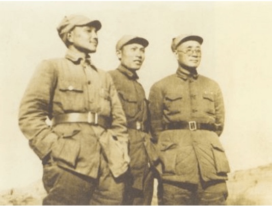 1940年“百团大战”前，刘伯承（右）、邓小平（左）、蔡树藩在山西省武乡县留影