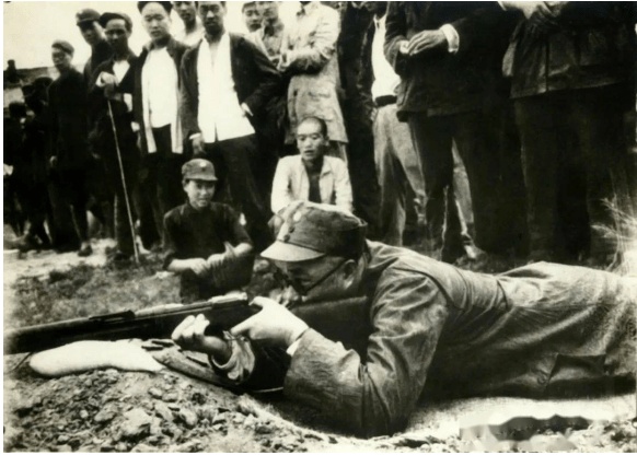 1946年6月，时任晋冀鲁豫军区司令员刘伯承，在自卫作战誓师大会演示打枪