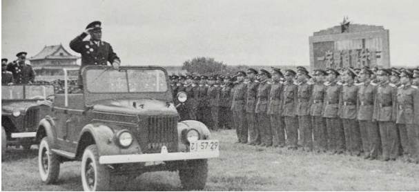 1956年5月1日，刘伯承院长检阅军事学院教员、学员组成的军官队伍