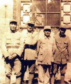 左起：李达、刘伯承、邓小平、蔡树藩在太行山八路军一二九师驻地合影。