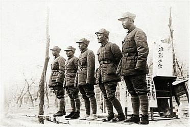 第一二九师与太行军区领导在新年团拜会上。左起：刘伯承，邓小平，蔡树藩，李达，王树声。