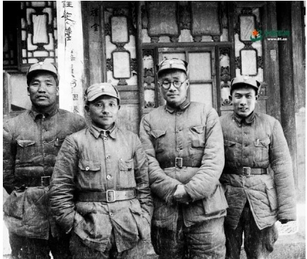 八路军一二九师主要领导人在山西辽县（今左权县）桐峪镇合影。左起：李达、邓小平、刘伯承、蔡树藩