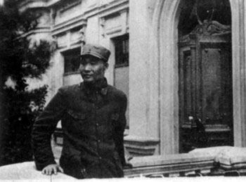 1947年，肖劲光任辽东军区司令员时留影