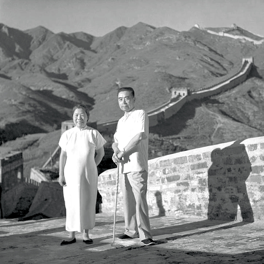 1955年8月22日下午，周总理与夫人和邓颖登八达岭长城。