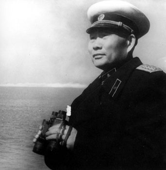 1955年，肖劲光在旅顺检阅舰艇部队并观看海上演习