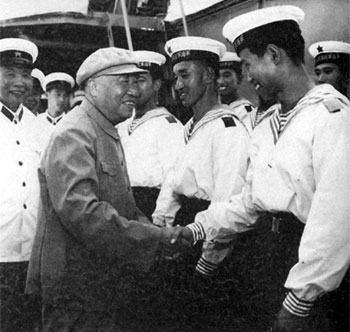 1974年8月19日，肖劲光陪同朱德在北戴河海区视察海军核潜艇