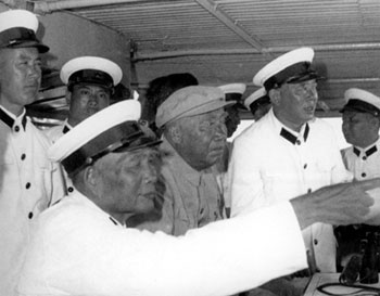 1974年8月，肖劲光（前左一）陪同朱德（前左二）视察海军北海舰队223驱逐舰，并观看潜艇表演。
