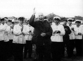 1977年5月，肖劲光视察海军福建某基地部队